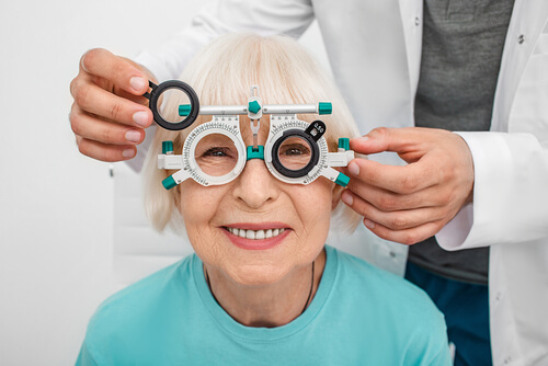 בדיקת ראייה אצל אופטומטריסט: מה ההבדל בין אופטומטריסט לרופא עיניים?